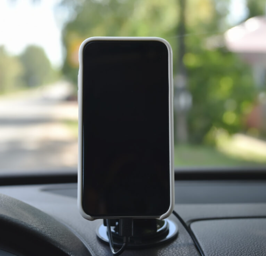 Ricaricare in auto il cellulare - Si o no ?