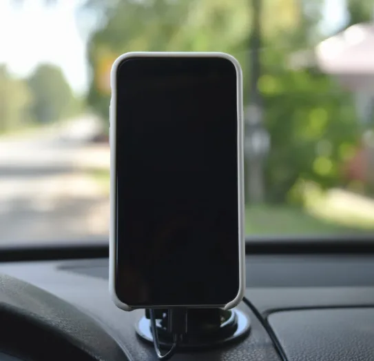 Ricaricare in auto il cellulare - Si o no ?