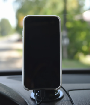 Ricaricare in auto il cellulare - Si o no ?
